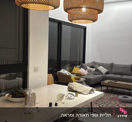 מנורות תלויות מעל שולחן עם חפצים שונים